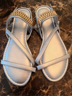 Silver Metallic Strappy Flat Sandals with Gold Chain Accent Women’sSize 8(EU 39)